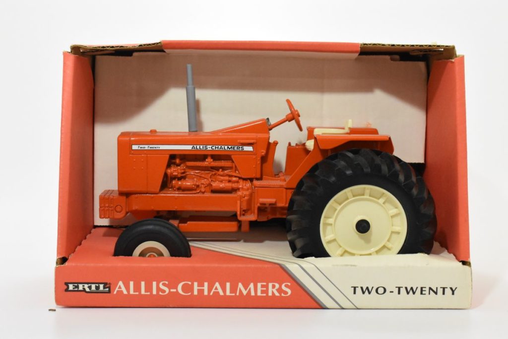 1 16 Allis Chamlers 220 Tractor - Daltons Farm Toys