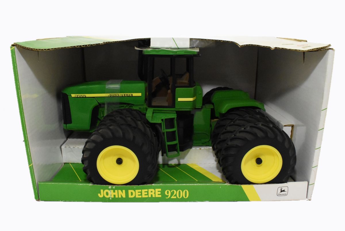 1/16 John Deere 9200 4WD Tractor With Wide Triples