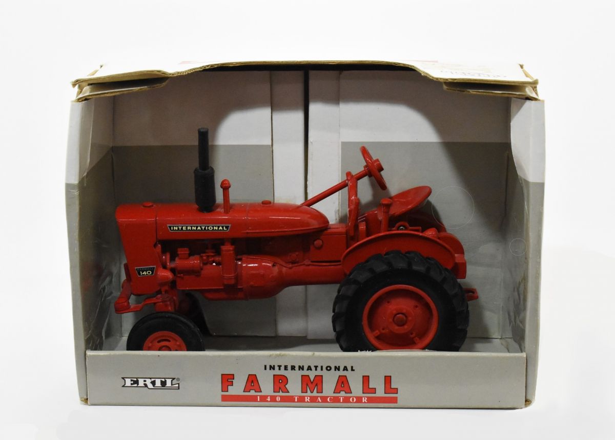 1/16 International Harvester Farmall 140 Tractor - Daltons Farm Toys