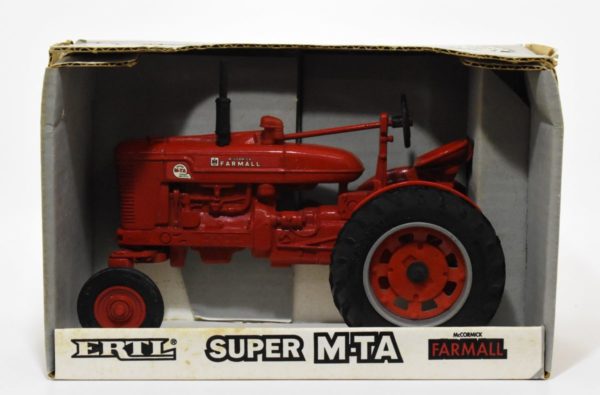 Farmall Super M トラクター FFAロゴ入り / ERTL 1/16 農業機械