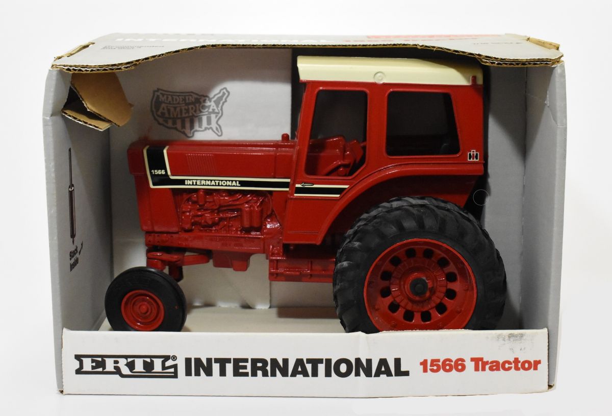 1/16 International Harvester 1566 Tractor With Cab & Duals