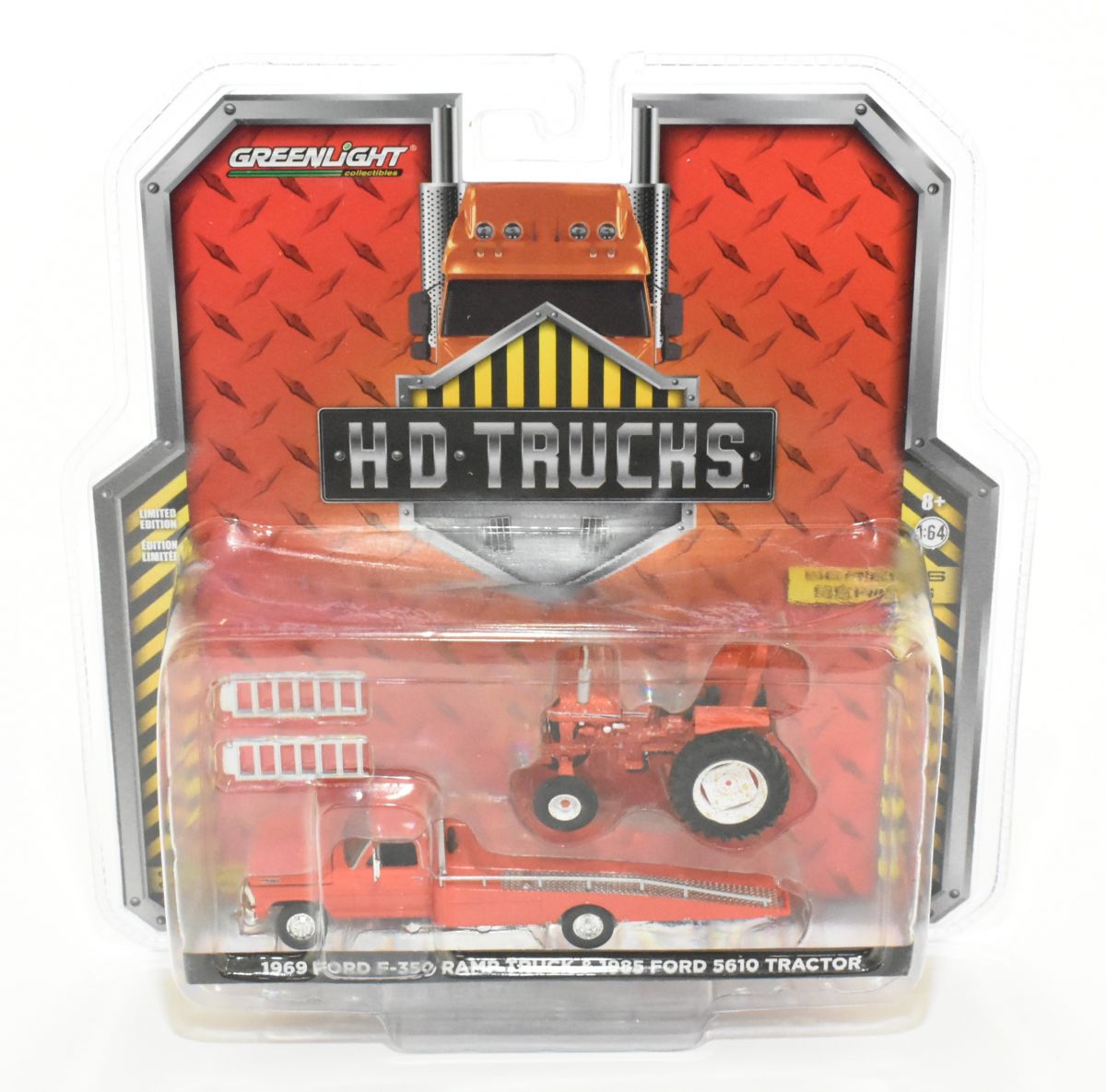 グリーンライト1/64 F-350 トラック 5610 トラクター 1/64 1969 Ford F-350 Ramp Truck & Ford 5610 Rusty/Dirty