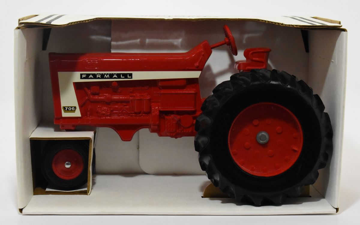 1/64 ERTL custom international farmall 706 narrow front tractor loader farm toy
