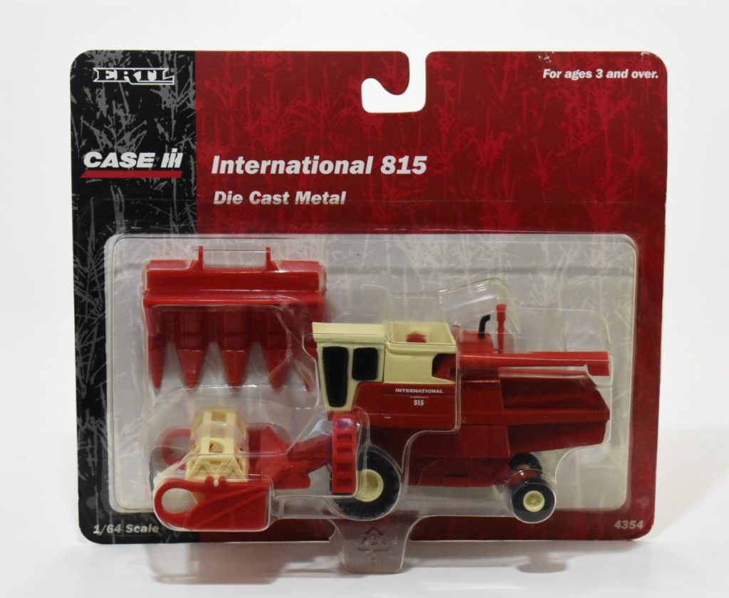 1/64 International Harvester 815 Combine With Corn & Grain Heads