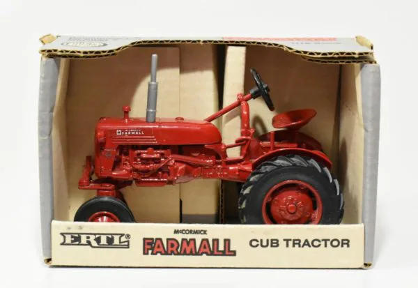 ミニカー　アメリカントラクター　McCORMICK FARMALL 1948 McCormick Farmall Cub Tractor | The Milhous Collection