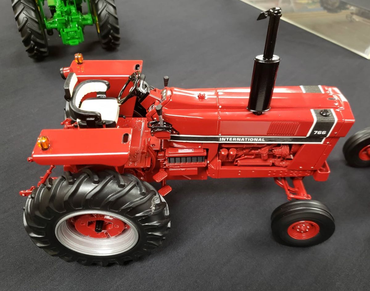 1/16 International Harvester Black Stripe 766 Tractor With Wide