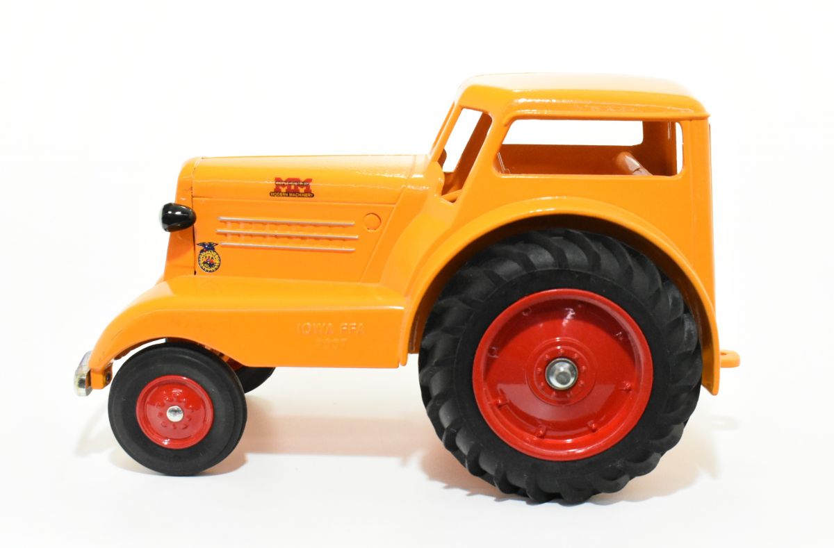 1/16 Minneapolis Moline UDLX Comfort Tractor With Cab - Daltons Farm Toys