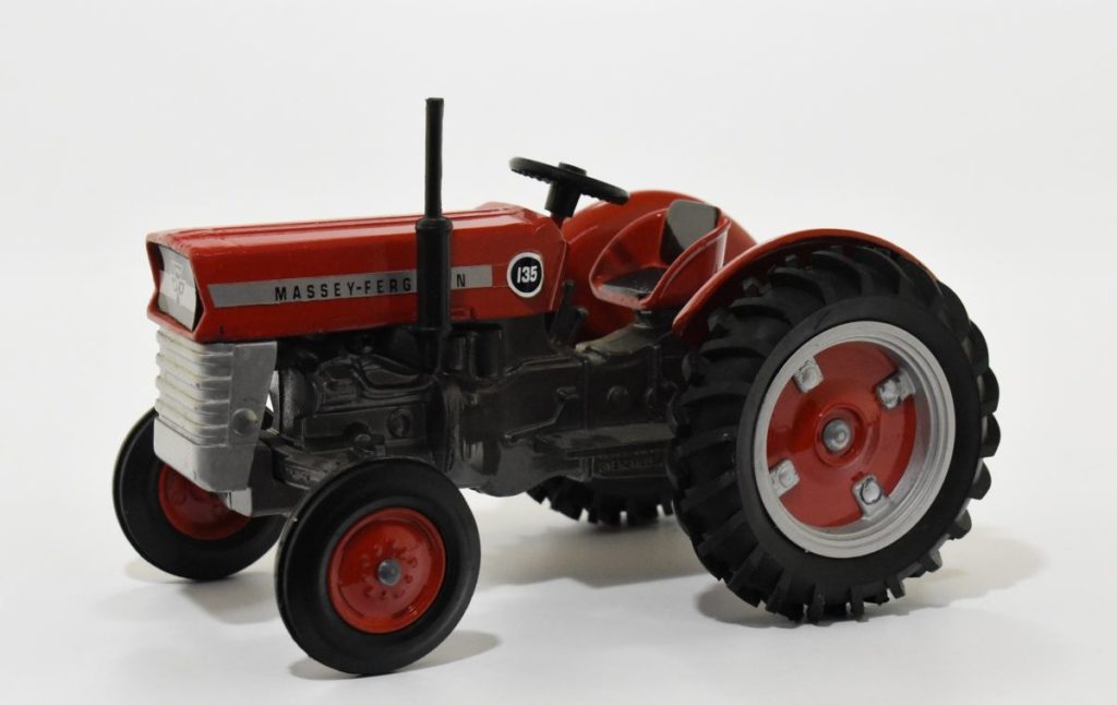 116 Massey Ferguson 135 Tractor W Wide Front Daltons Farm Toys 0014