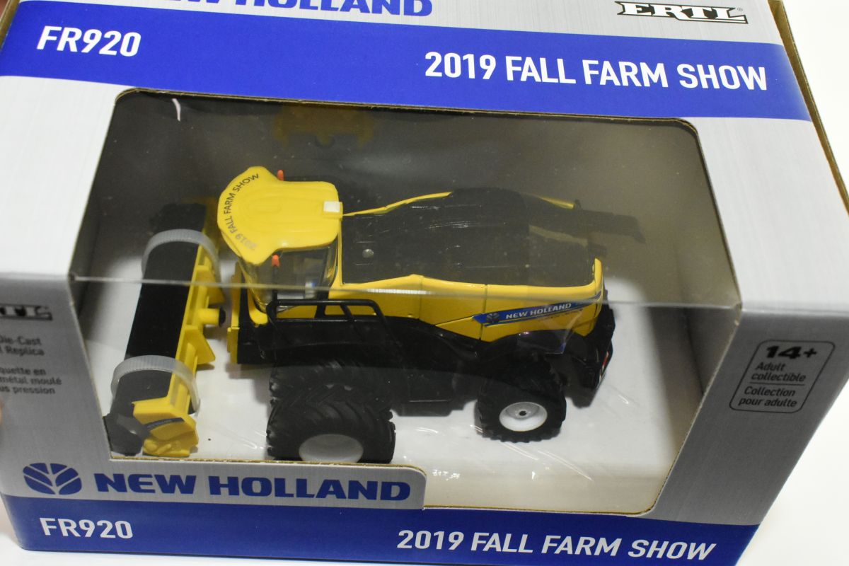 CAMION 1/43° IVECO AVEC MOISSONNEUSE NEW HOLLAND FR920 - HTC