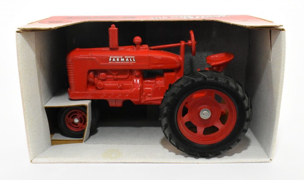 1/16 McCormick Deering Farmall M - Daltons Farm Toys