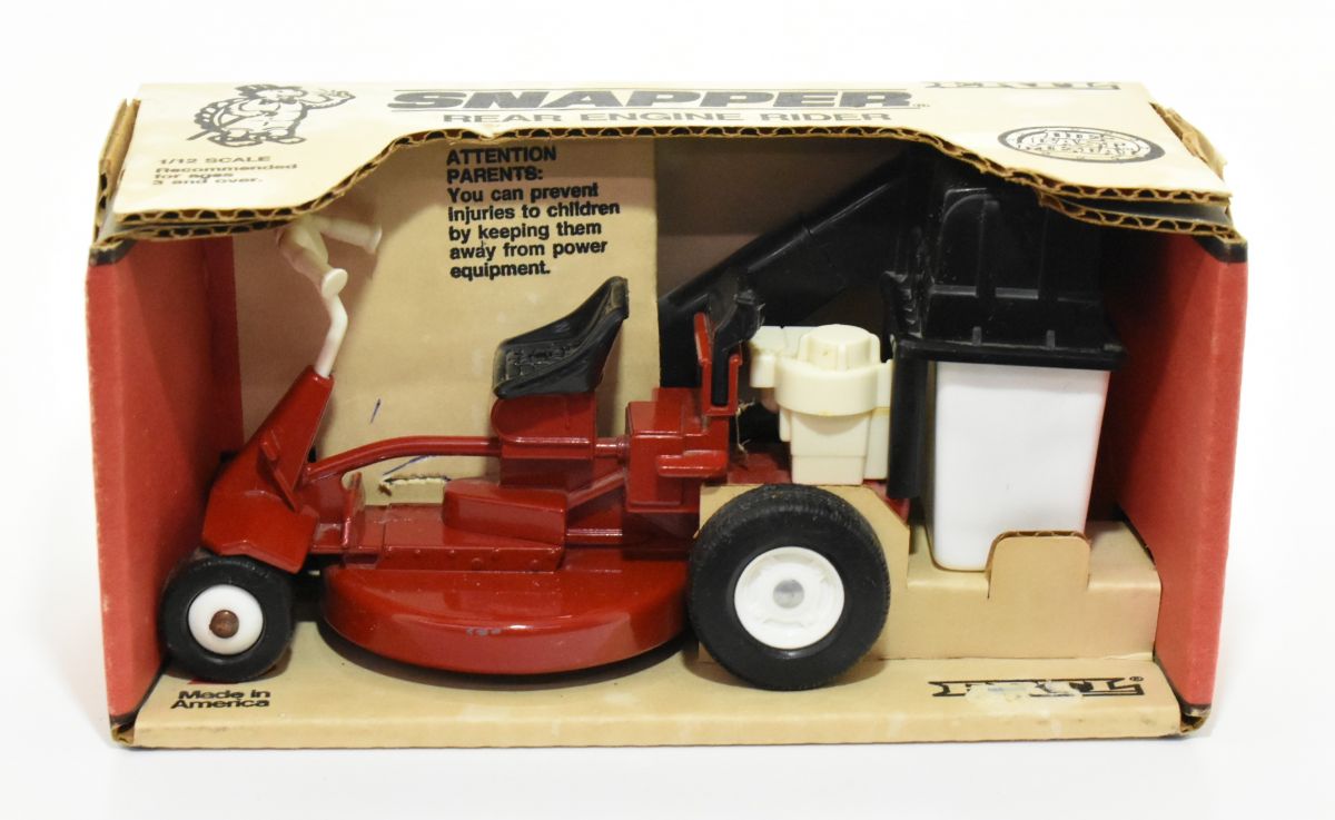 1/16 Vintage Snapper Lawn & Garden Tractor/Cart Set NIB! 