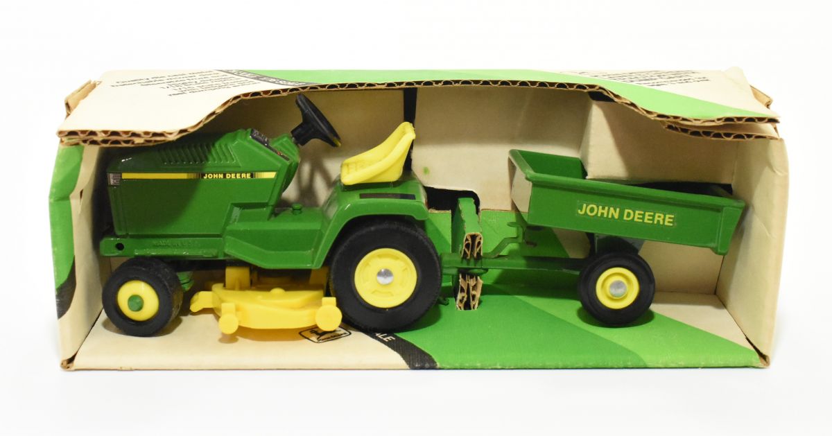 Ertl John Deere Lawn and Garden Set Tractor Dump Cart 1:16 #598 NOS