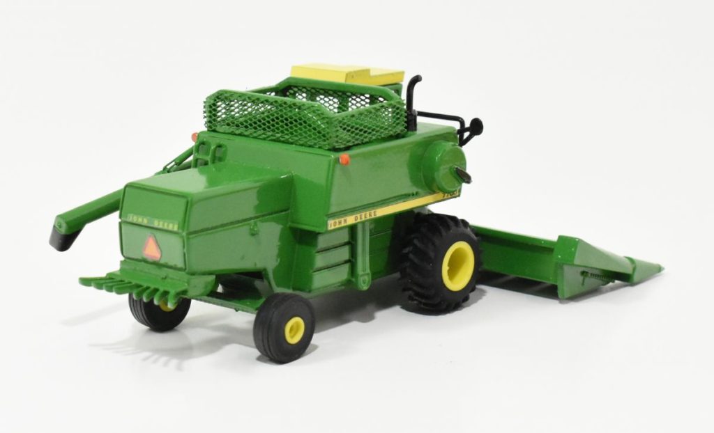 1/64 Custom John Deere 7700 Combine With Green Tank, 8 row Corn & Grain