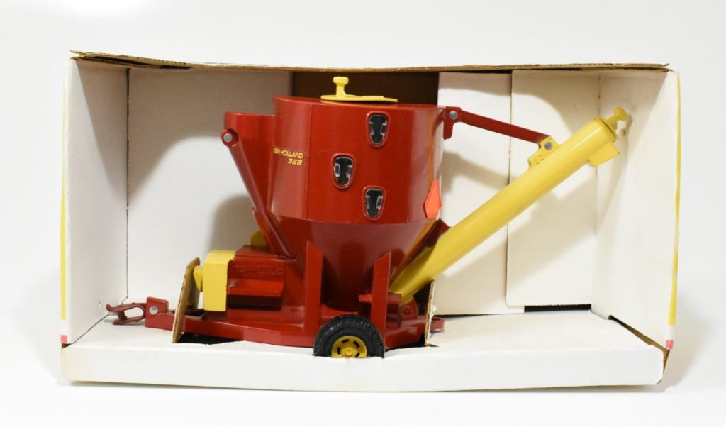 1/16 New Holland 358 Grinder Mixer Mill, Old Style Daltons Farm Toys