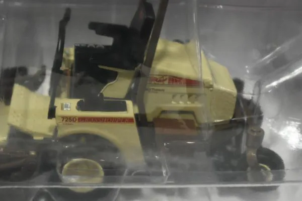 1/16 Grasshopper 725D Zero Turn Mower - Dalton's Farm Toys
