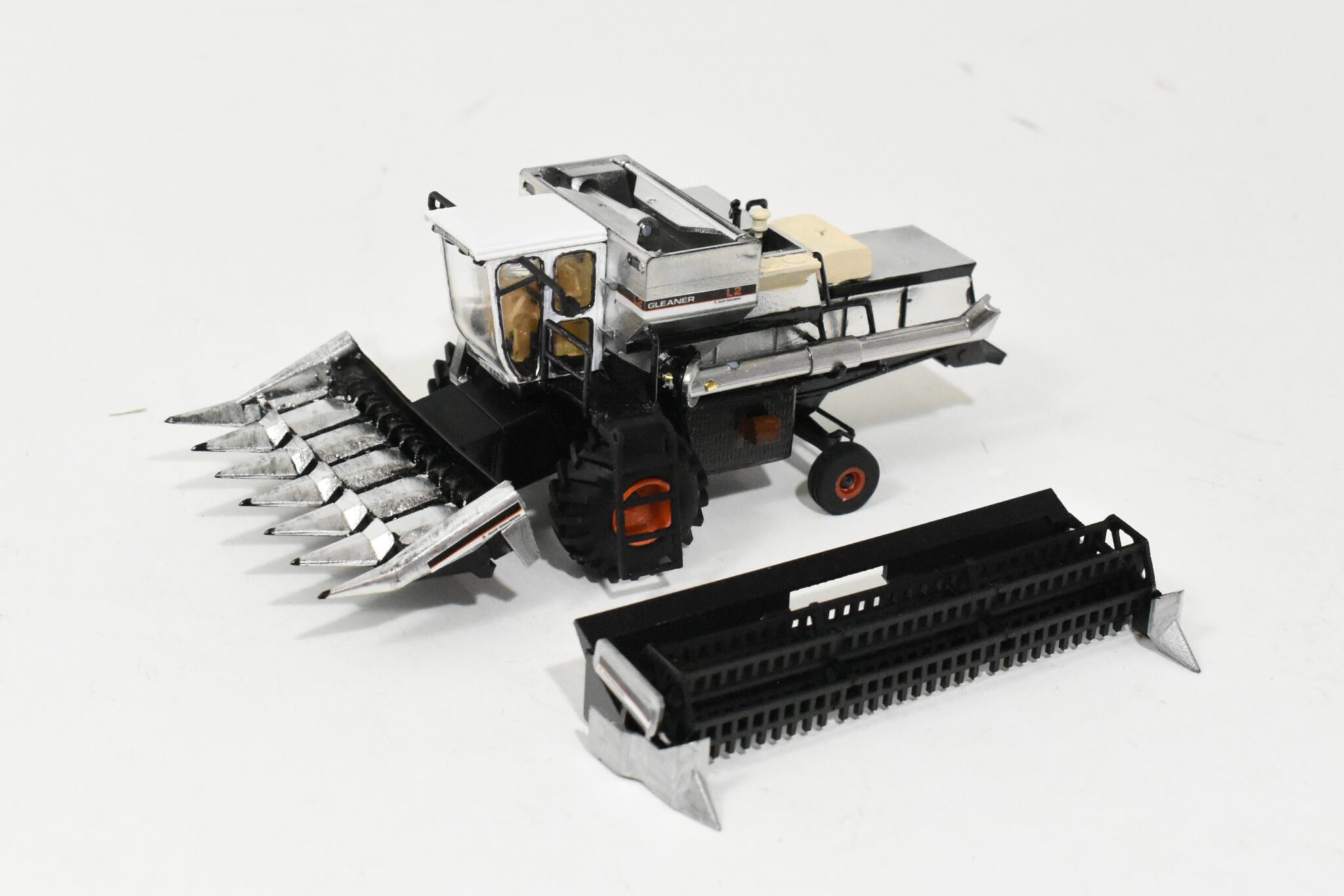 1/64 Custom Allis Chalmers Gleaner L2 Combine With 6 Row Corn & Grain Head Daltons Farm Toys