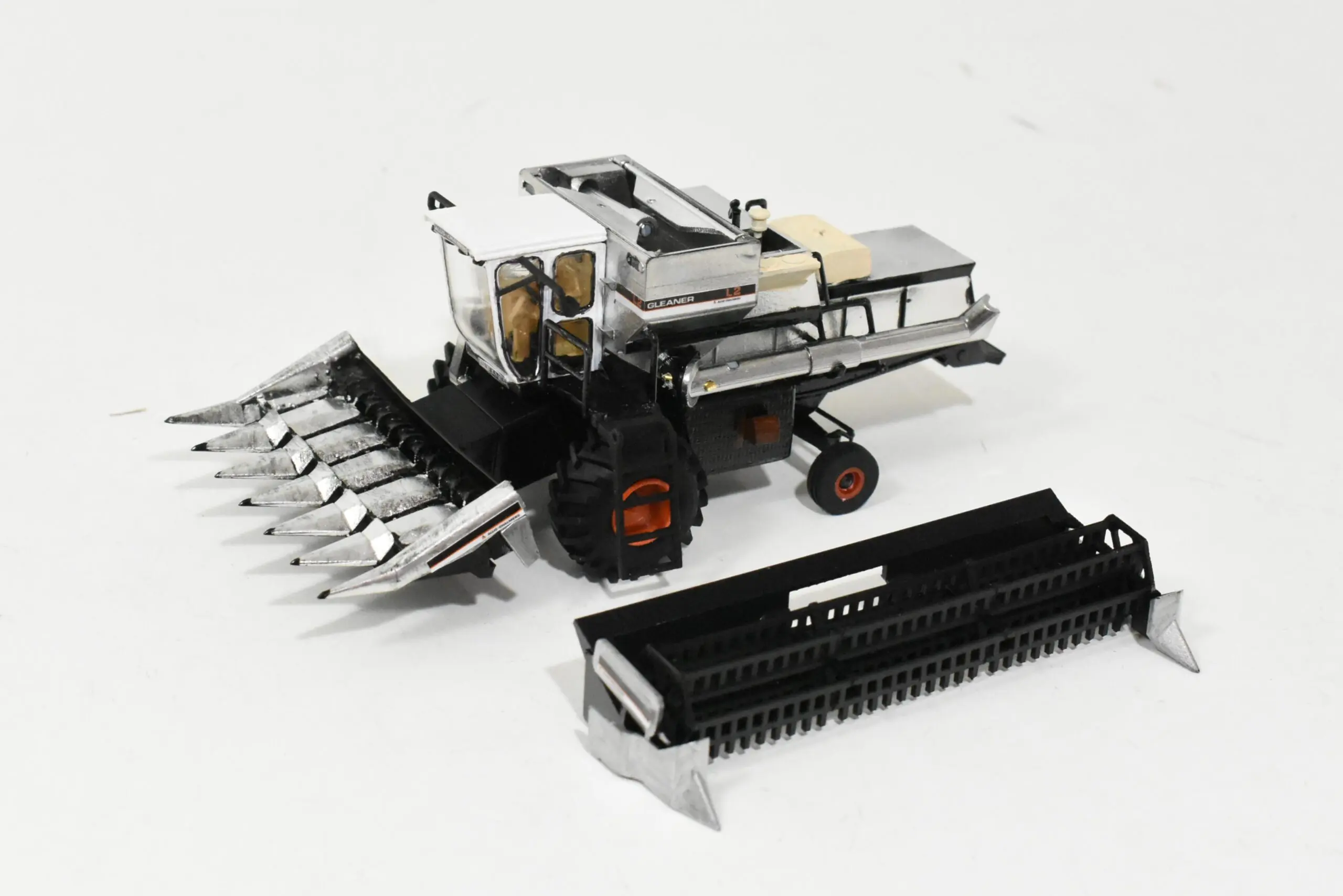 1/64 Custom Allis Chalmers Gleaner L2 Combine With 6 Row Corn