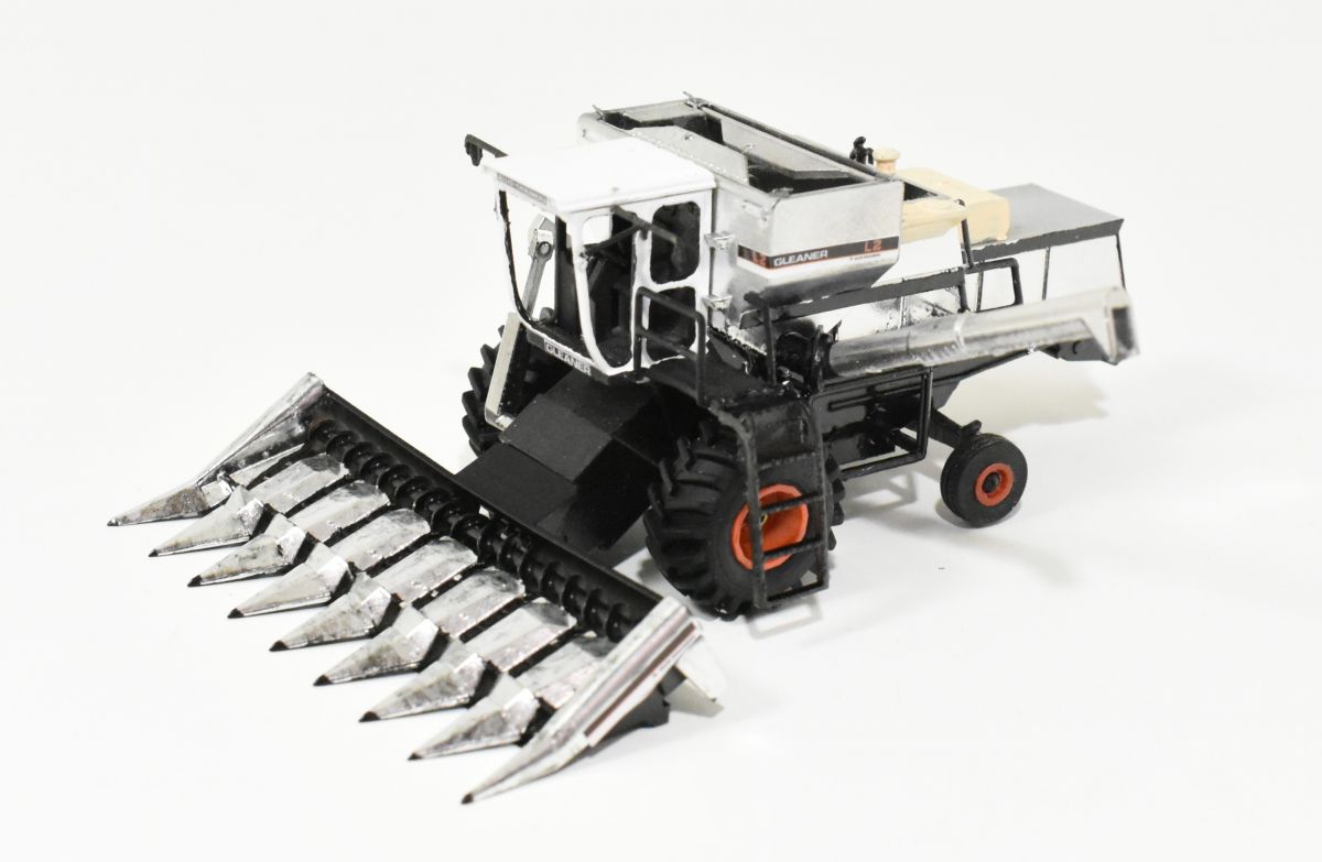 1/64 Custom Gleaner L2 Combine With 8 Row Corn, Pickup & Grain Head