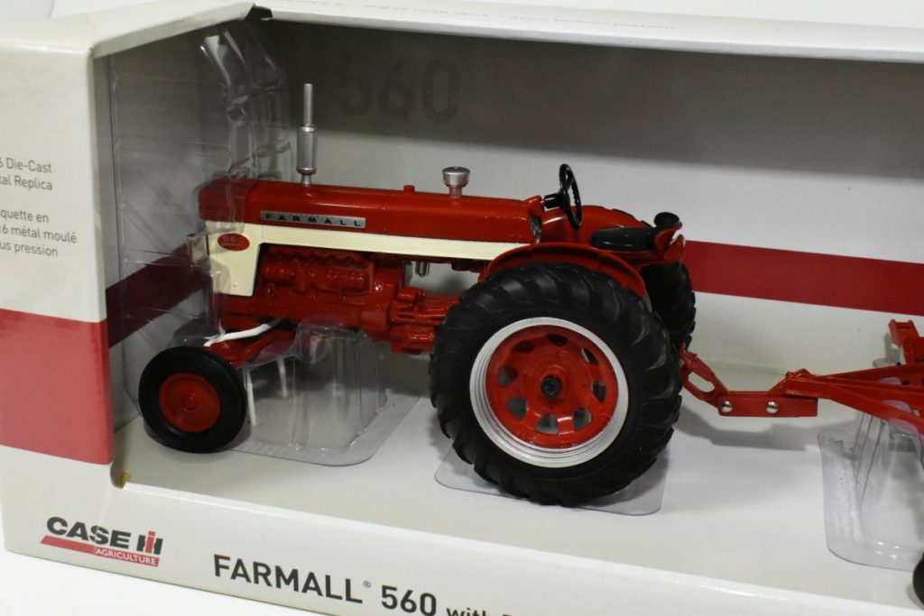 1/16 International Harvester Farmall 560 Tractor With Disk - Daltons ...