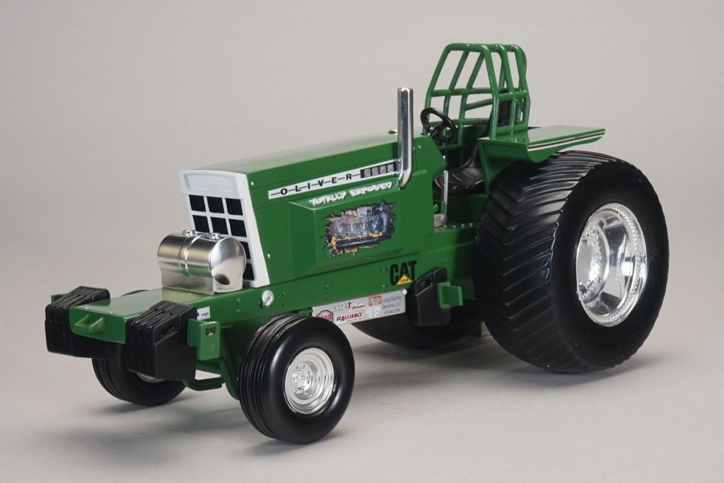 1/16 Oliver 2255 Totally Exposed Pulling Tractor Daltons Farm Toys