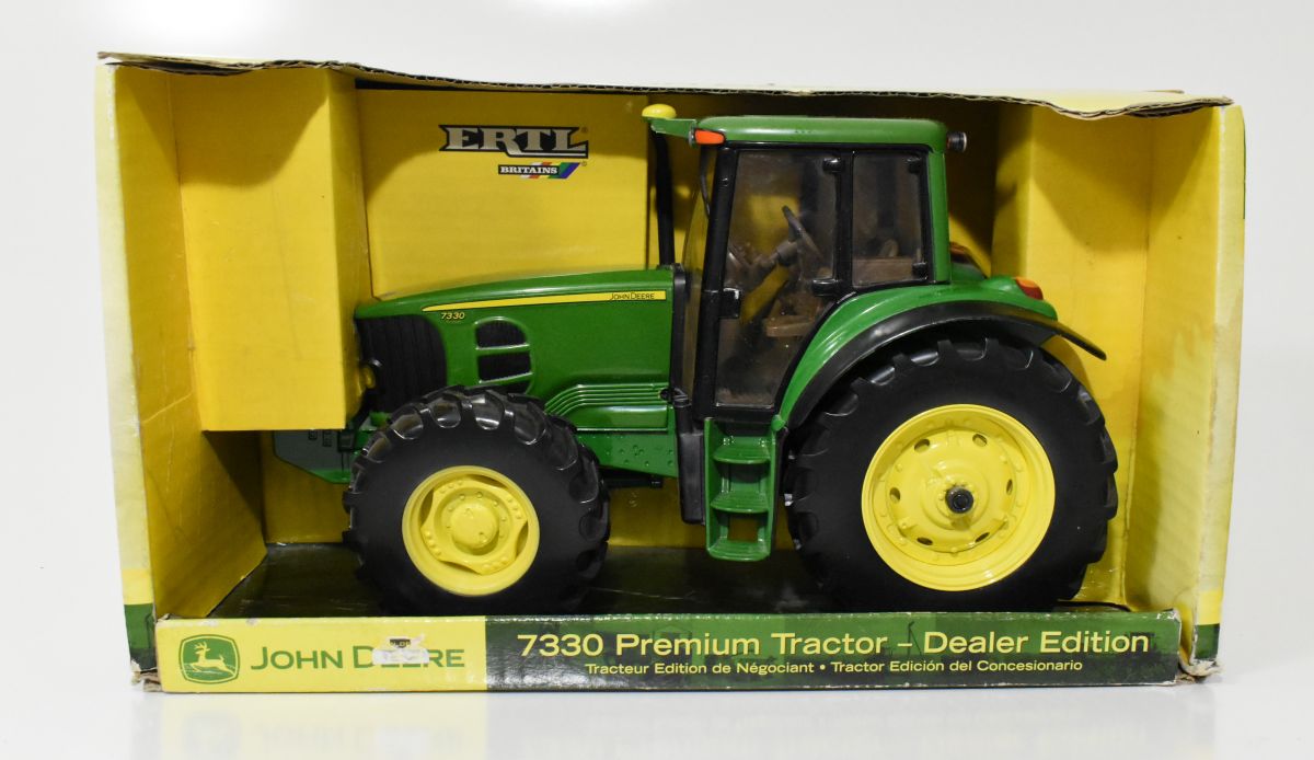 1:16 John Deere 7330 Tractor 
