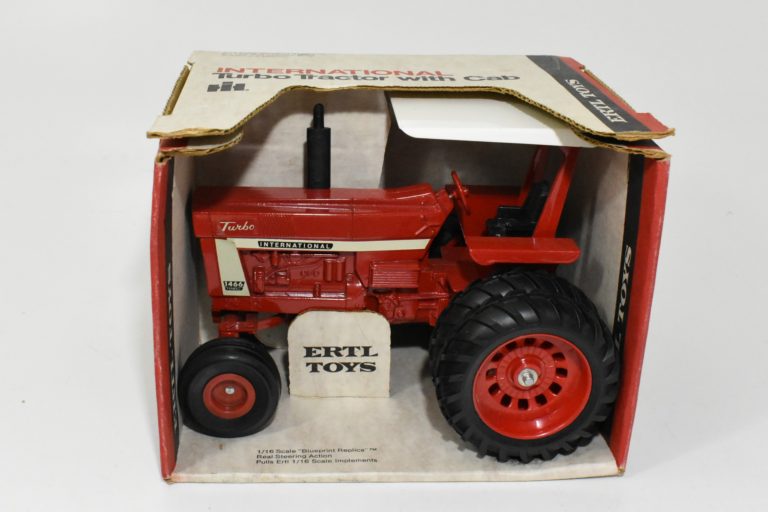 1/16 International Harvester 1466 Tractor With Duals & Canopy, Toy