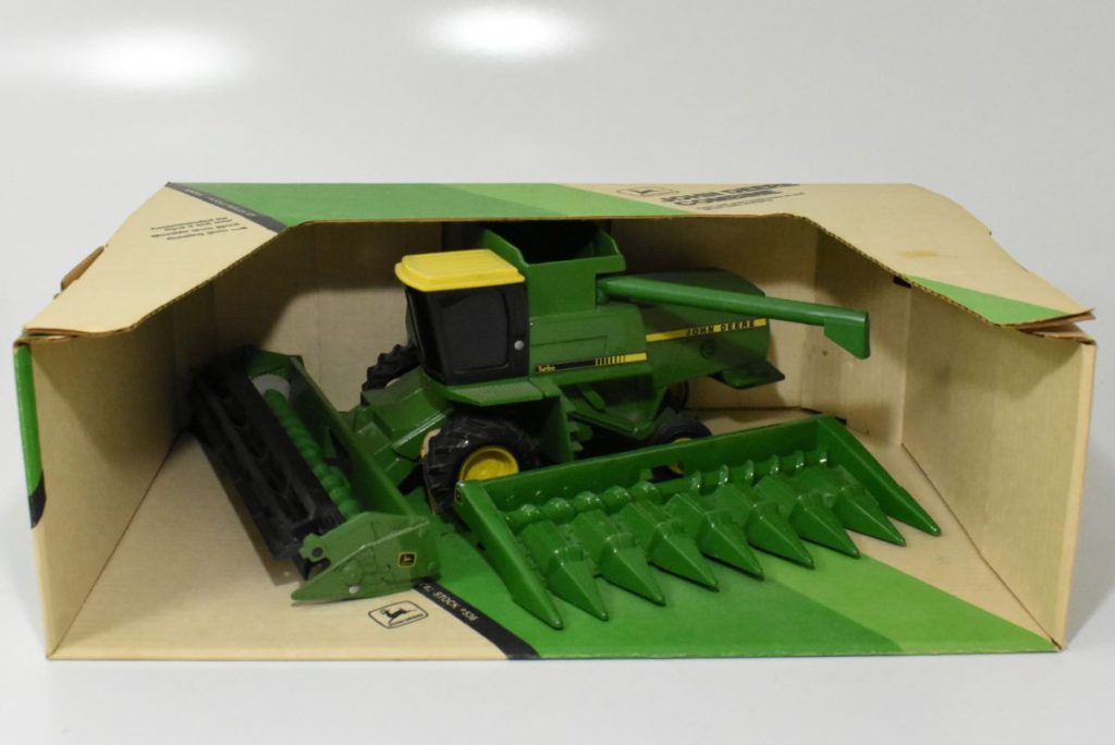 124 John Deere 7720 Titan Yellow Top Combine With Corn And Grain Head Daltons Farm Toys 3118