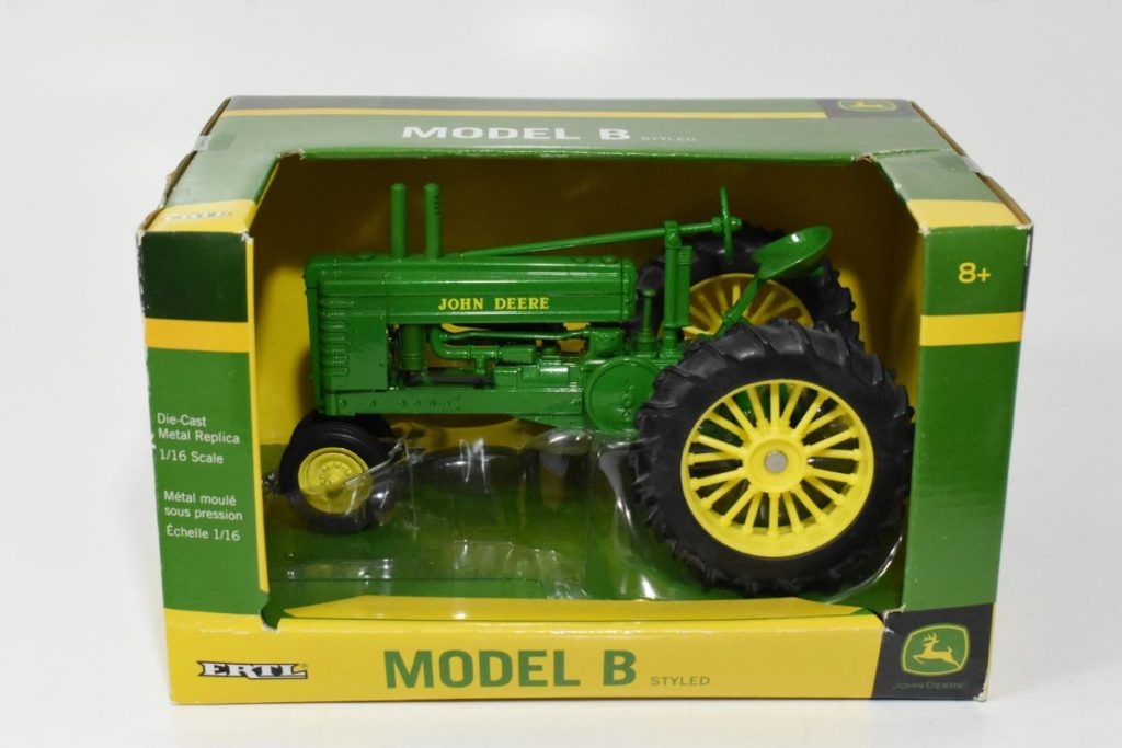 1/16 John Deere Styled Model B Tractor With Spoke Rims - Daltons Farm Toys