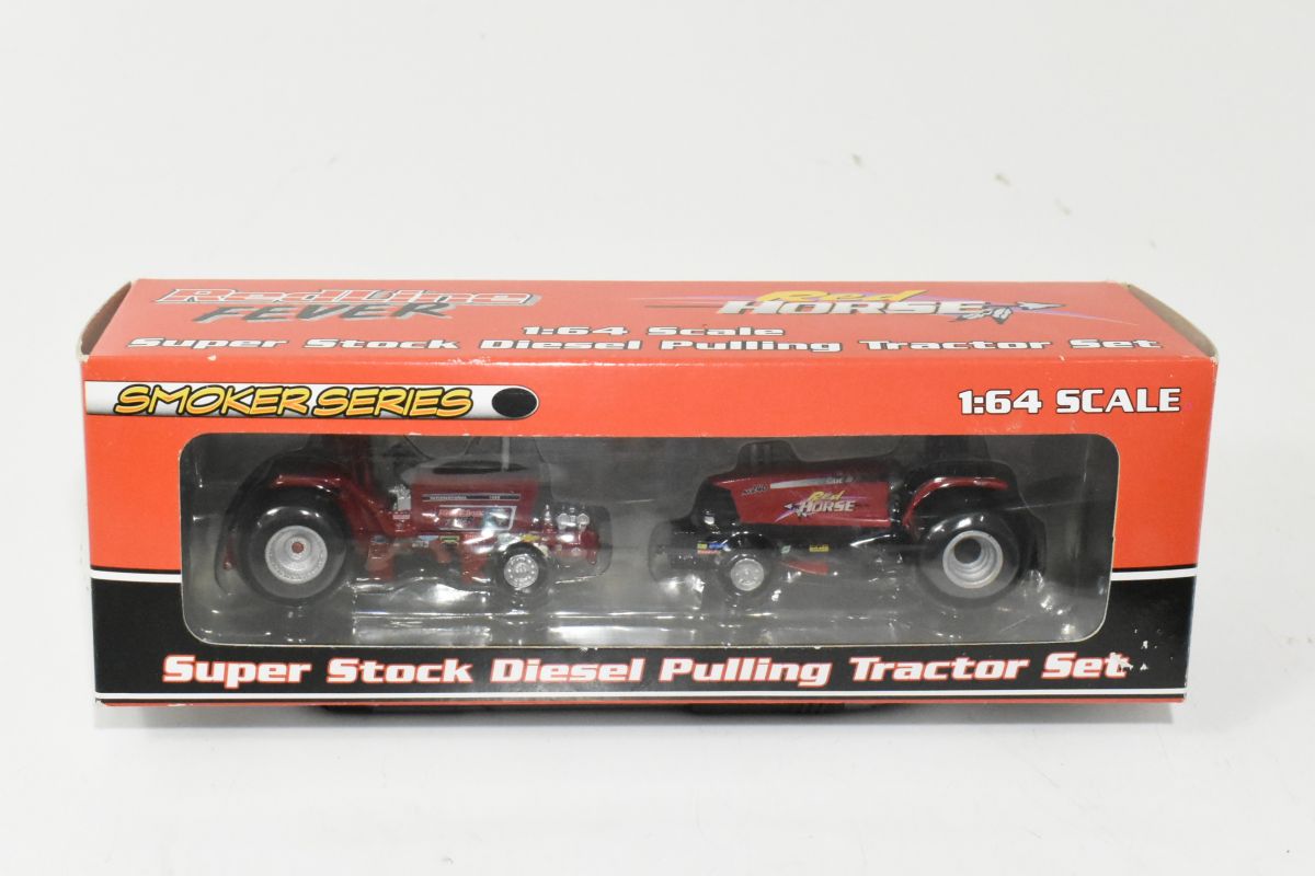 1/64 Case IH Red Horse, International Harvester Red Line Fever Pulling Tractor Set