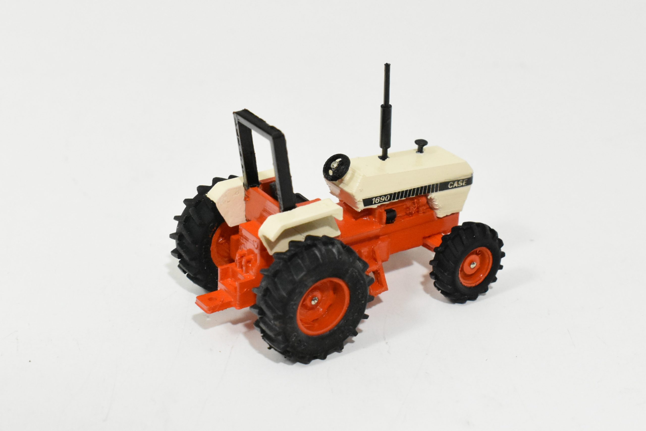 1/64 Custom Case 1690 Tractor With Front Wheel Assist & Rops - Image 2
