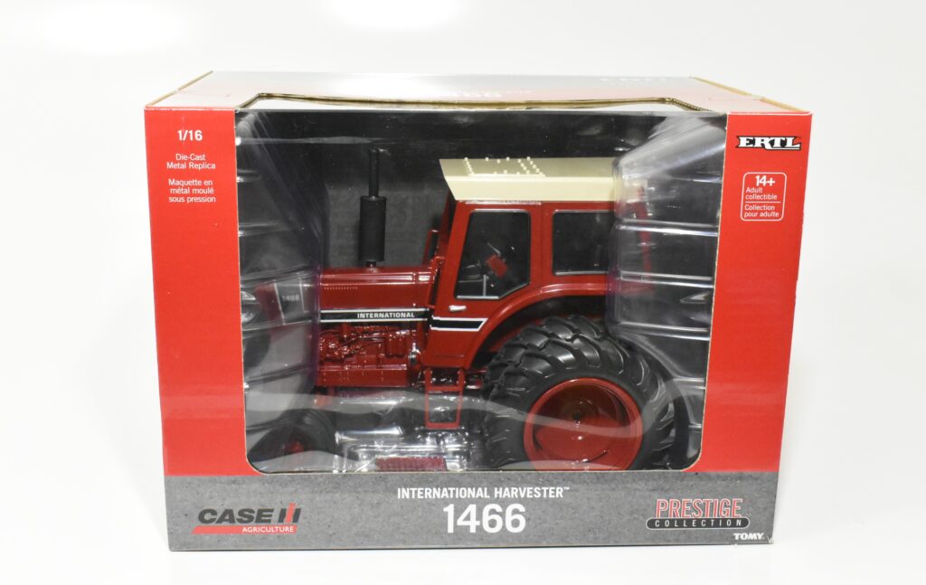 Trattore Ertl 1:64 International Harvester 1466 Rosso, Serie FFA, Con Logo E Strisce Larghe, Nuovo
