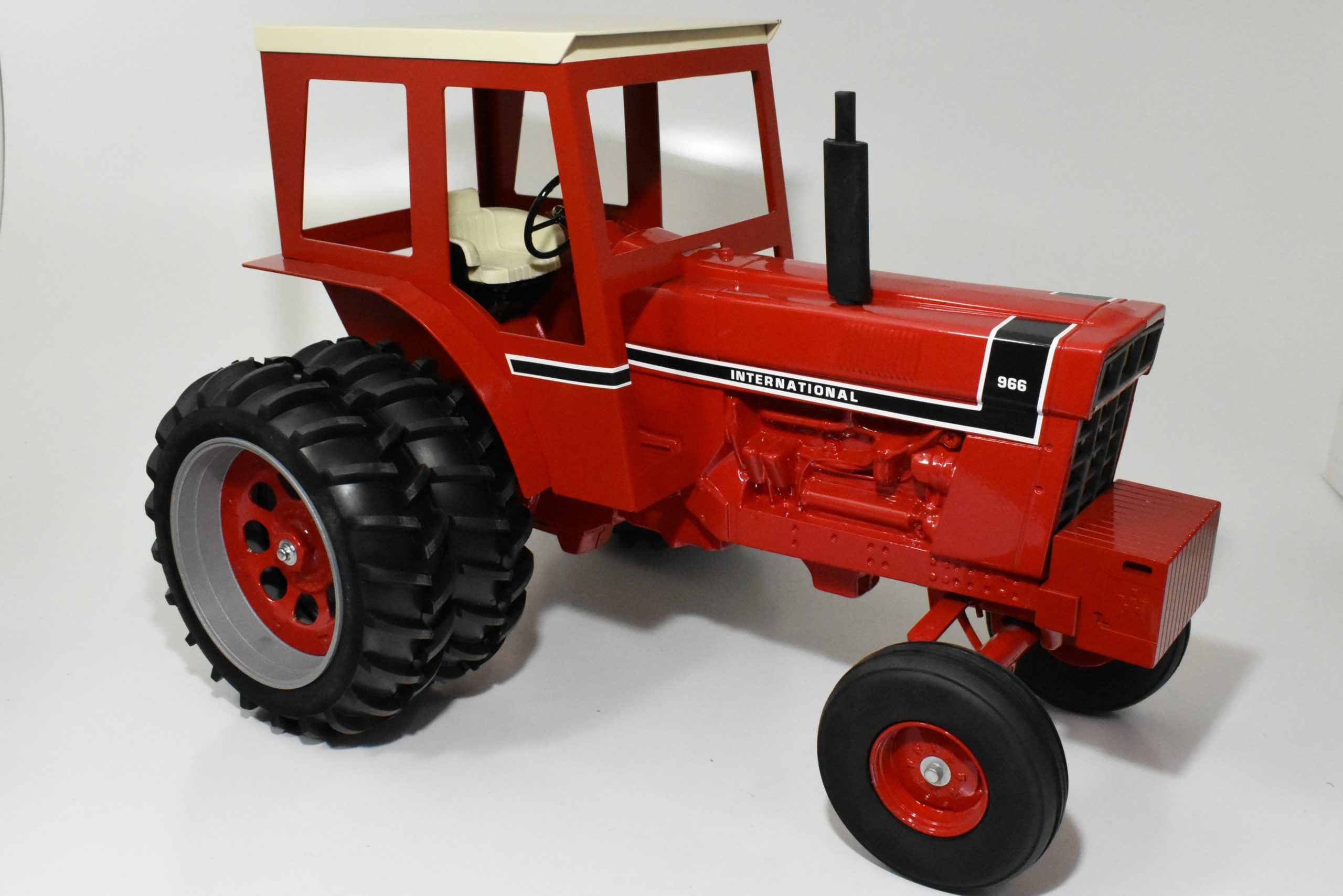 Scale Models 1/8 International Harvester 966 Wide Front Tractor Zsm1234 :  Target