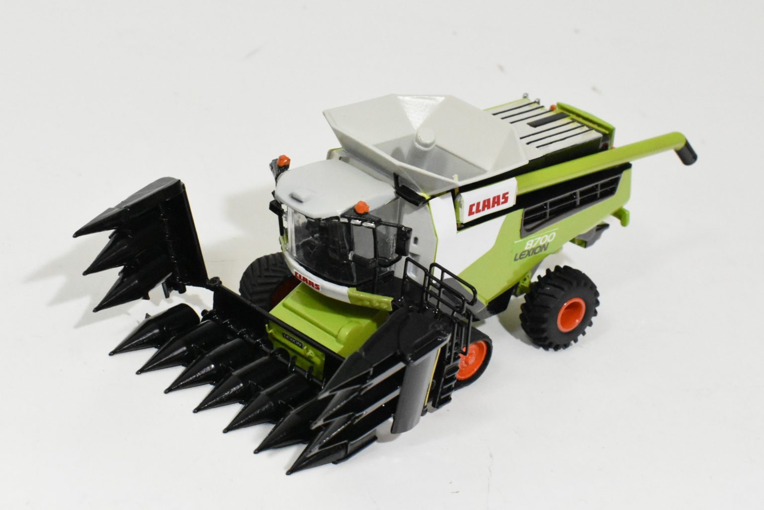 1/64 Custom Claas 8700 Lexion Combine With Tracks, Draper & 12 Row Corn