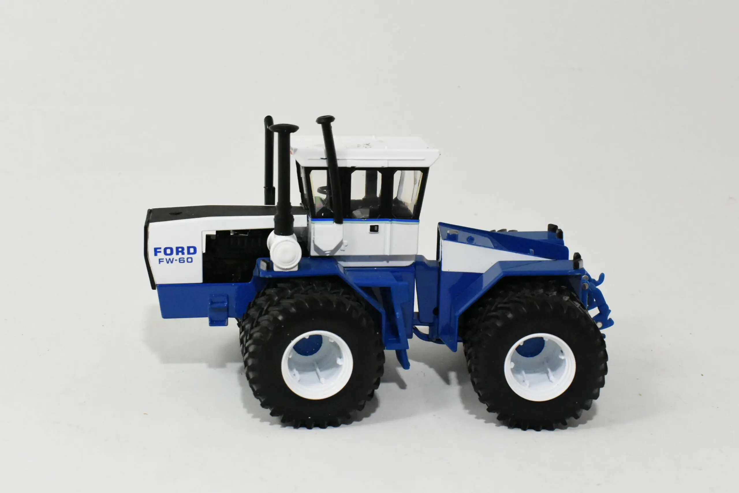 FORD powerstar6640　1/32 トラクターミニチュア 1:32 DieCast Tractor Limited Model Ford Powerstar 6640 IMBER With