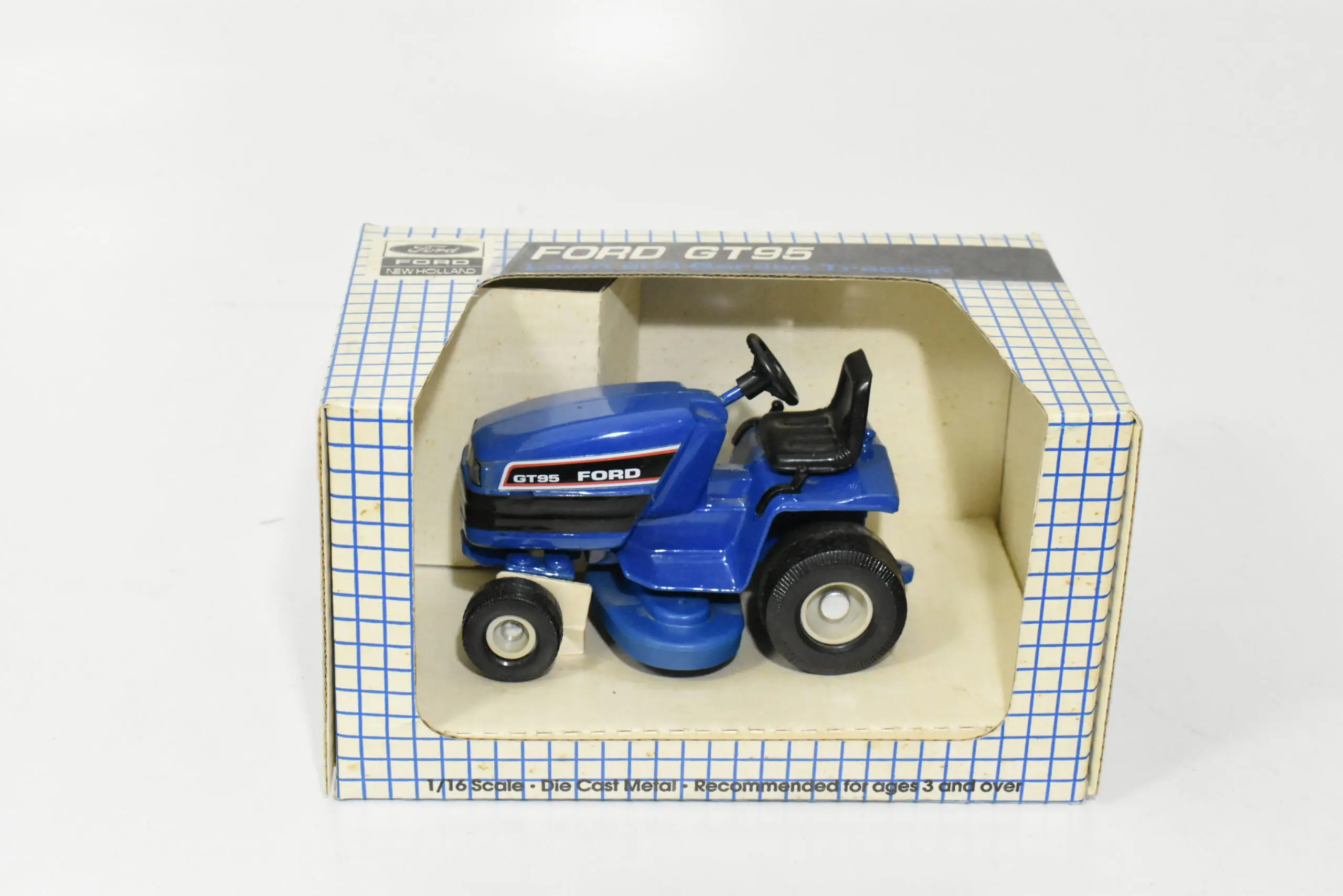 1/16 Ford USAフォード 2458トラクター　ミニチュア 1/16 Ford GT95 Riding Lawn Mower - Dalton's Farm Toys
