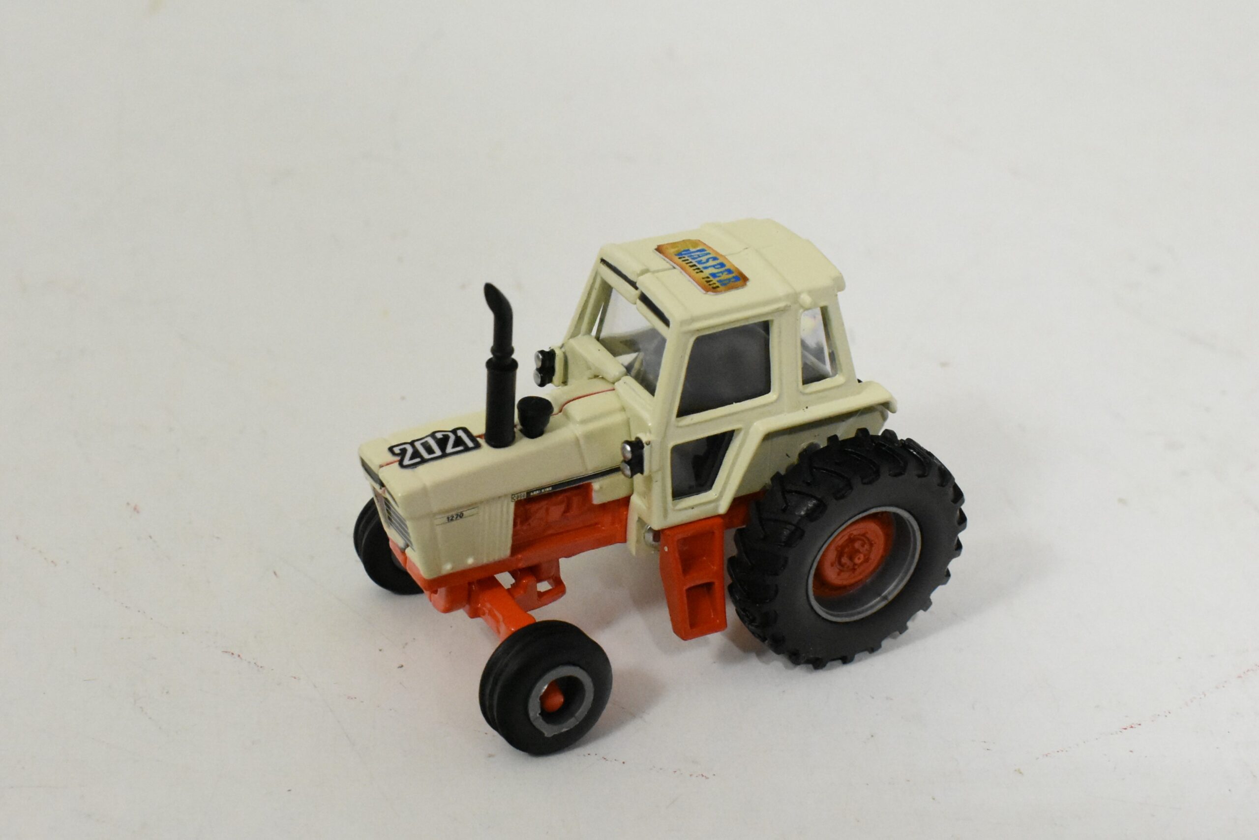 thumbnail interactive-video image 1 of 1/64 Scale Case 1270 Tractor Diecast Replica With Cab - Detailed Collectible Model Tractor 1 of 6