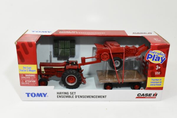 Case IH Farmall 806 w/ Hay Set 1/32 Toy 