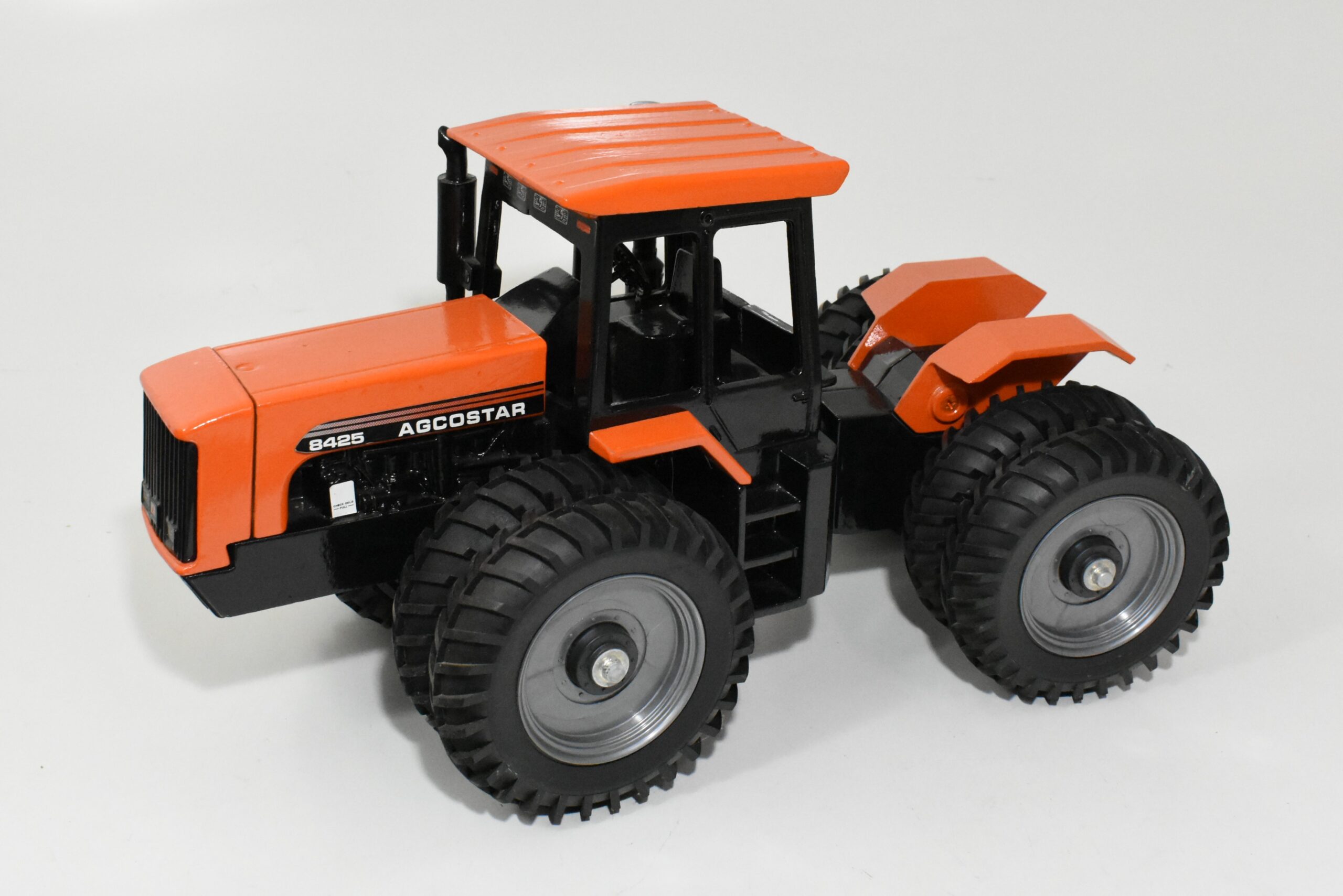 1/64 ERTL custom agco AGCOSTAR 8425 red massey colors 4wd tractor Duals farm toy 