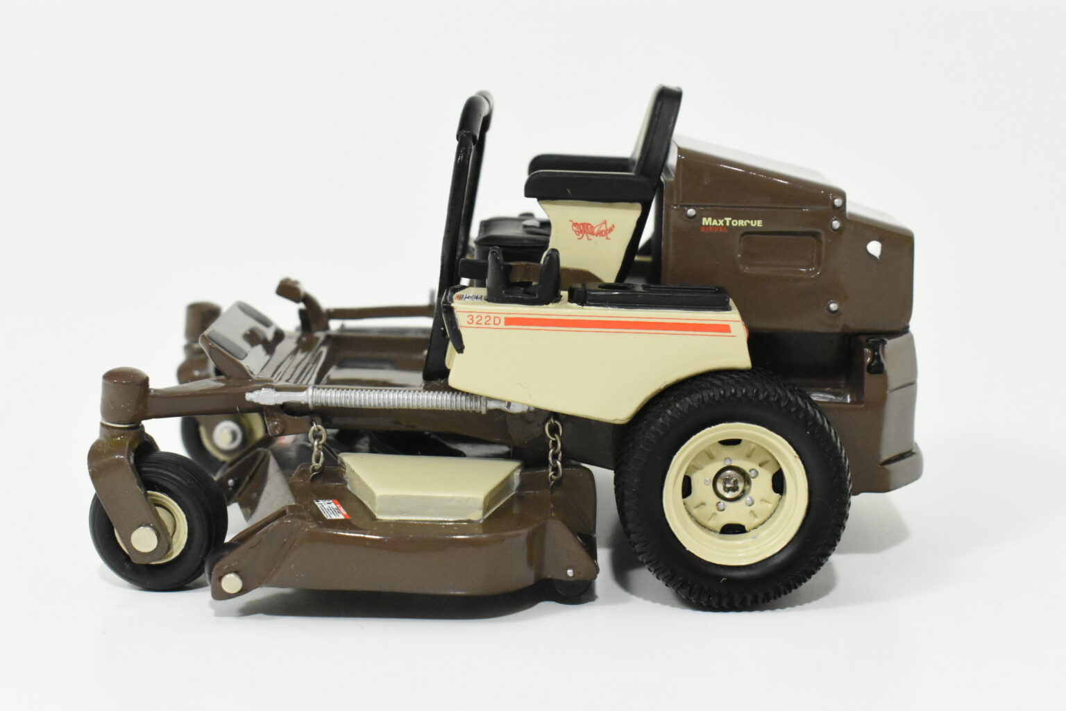 1/16 Zero Turn Mower, Mid Mount Model 322D Daltons Farm Toys