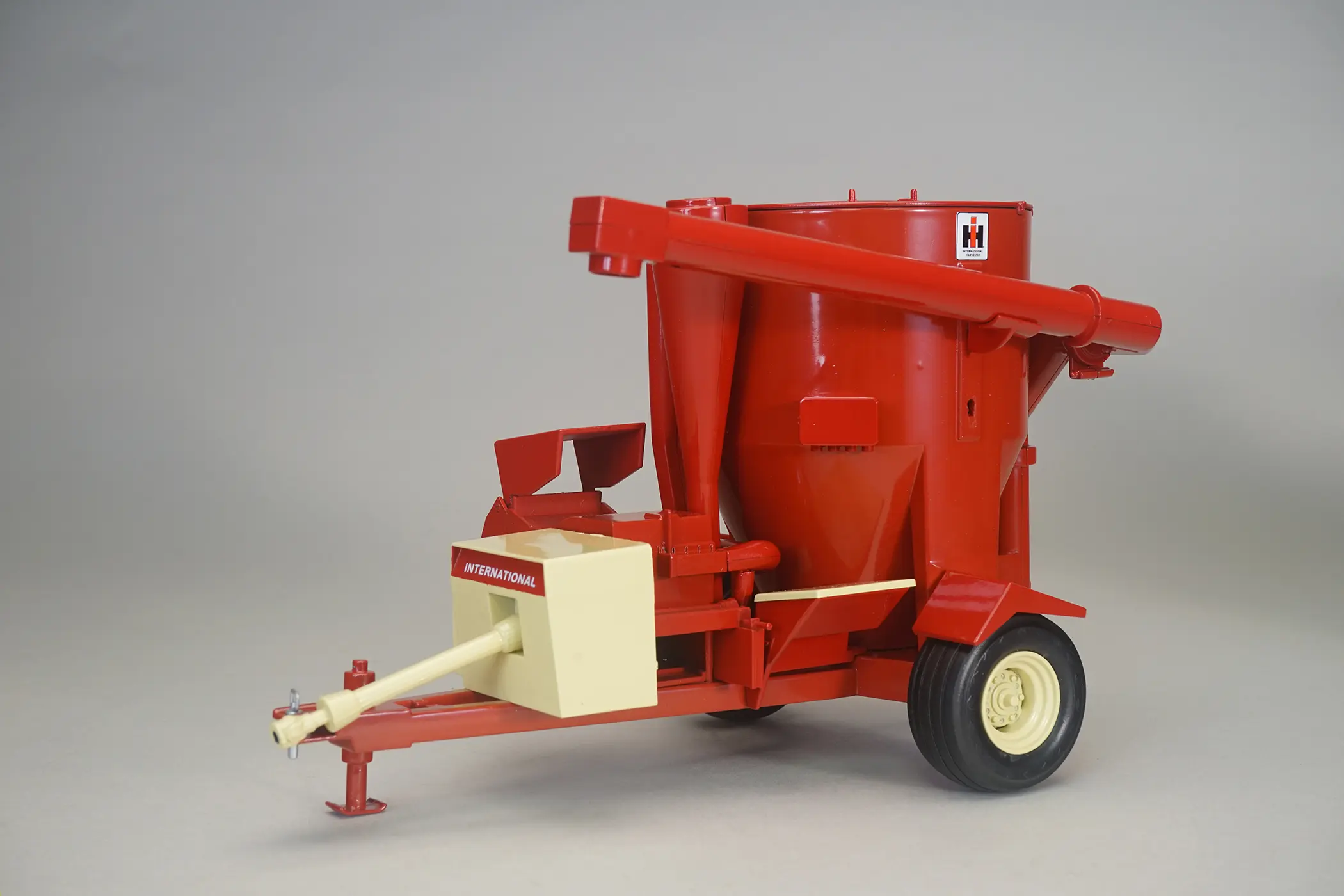 1/16 International Harvester 950 Grinder Mixer Mill