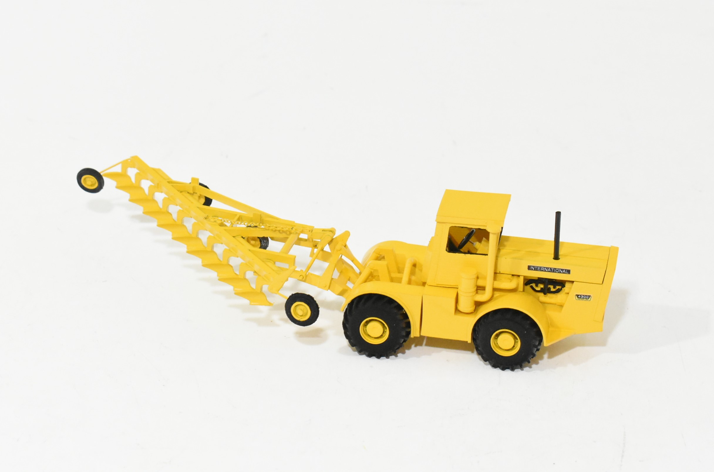1/64 Custom International Harvester 4300 4wd Tractor With Cab & 10 Bottom Plow - Image 2