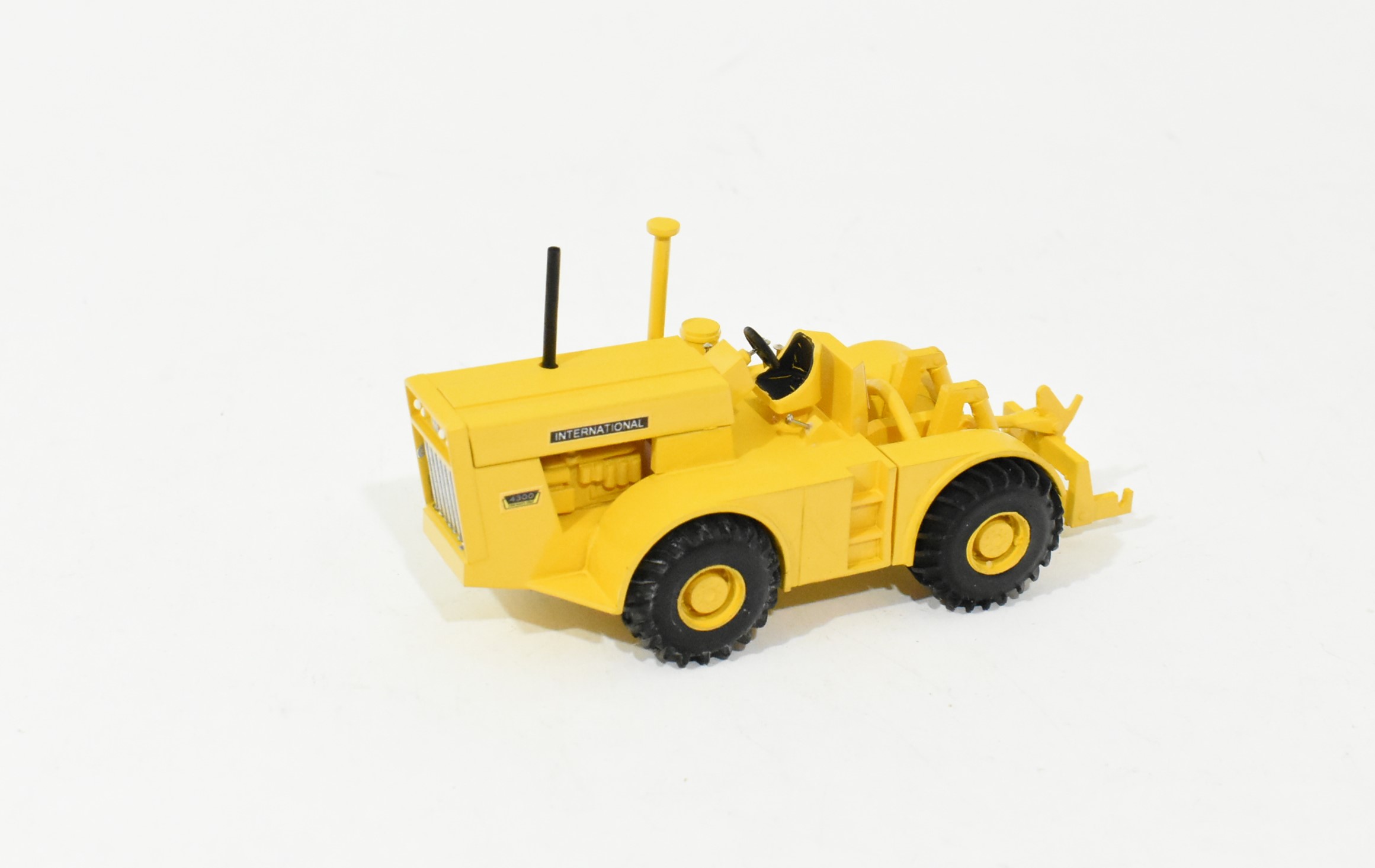 1/64 Custom International Harvester 4300 4wd Tractor Without Cab & 10 Bottom Plow In Down Position - Image 4