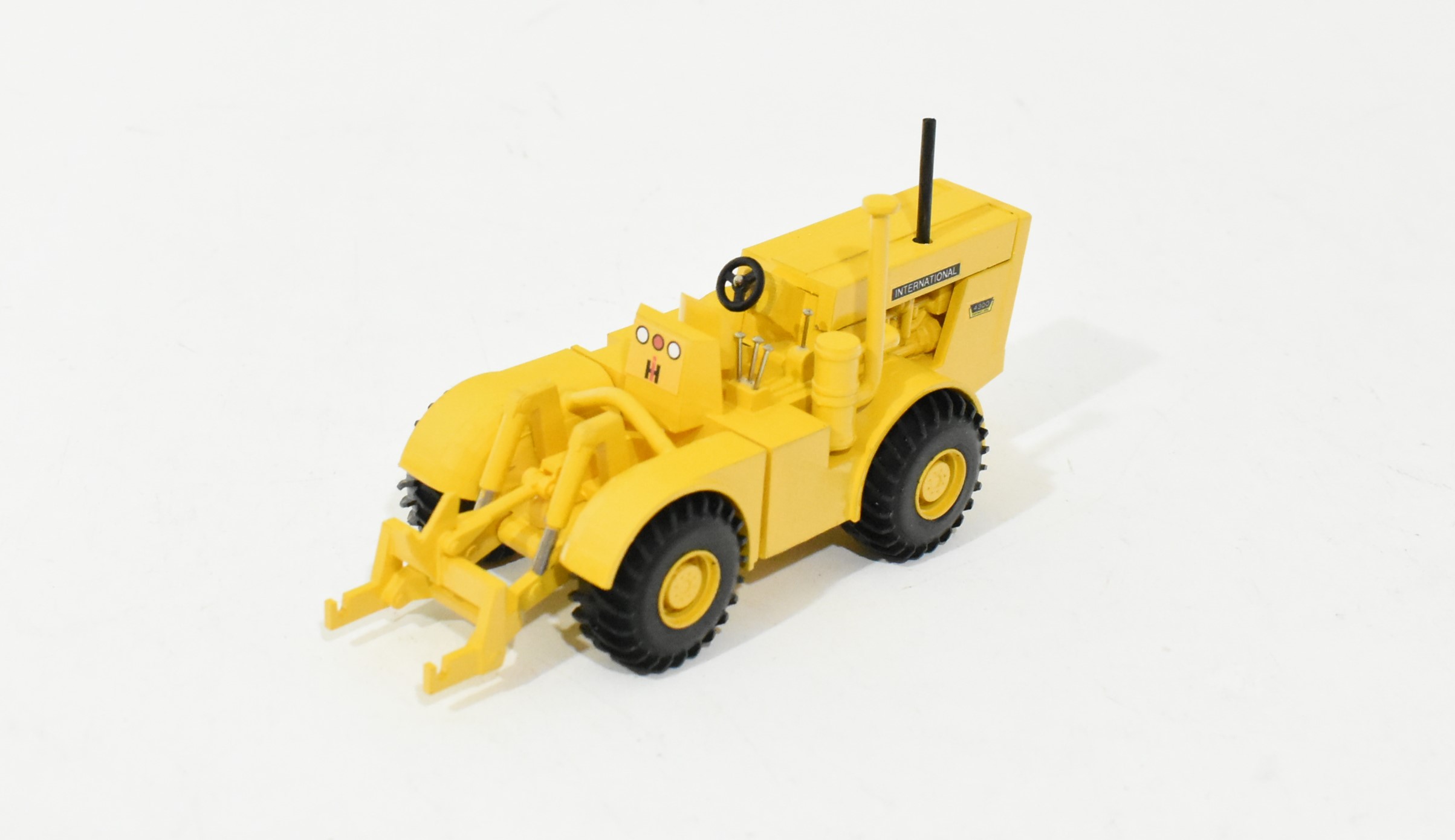1/64 Custom International Harvester 4300 4wd Tractor Without Cab & 10 Bottom Plow In Down Position - Image 3
