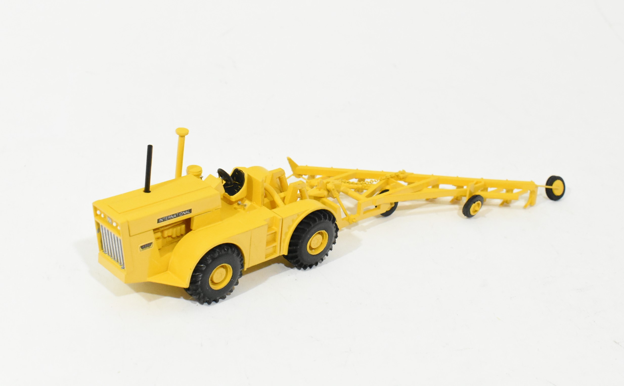 1/64 Custom International Harvester 4300 4wd Tractor Without Cab & 10 Bottom Plow In Down Position