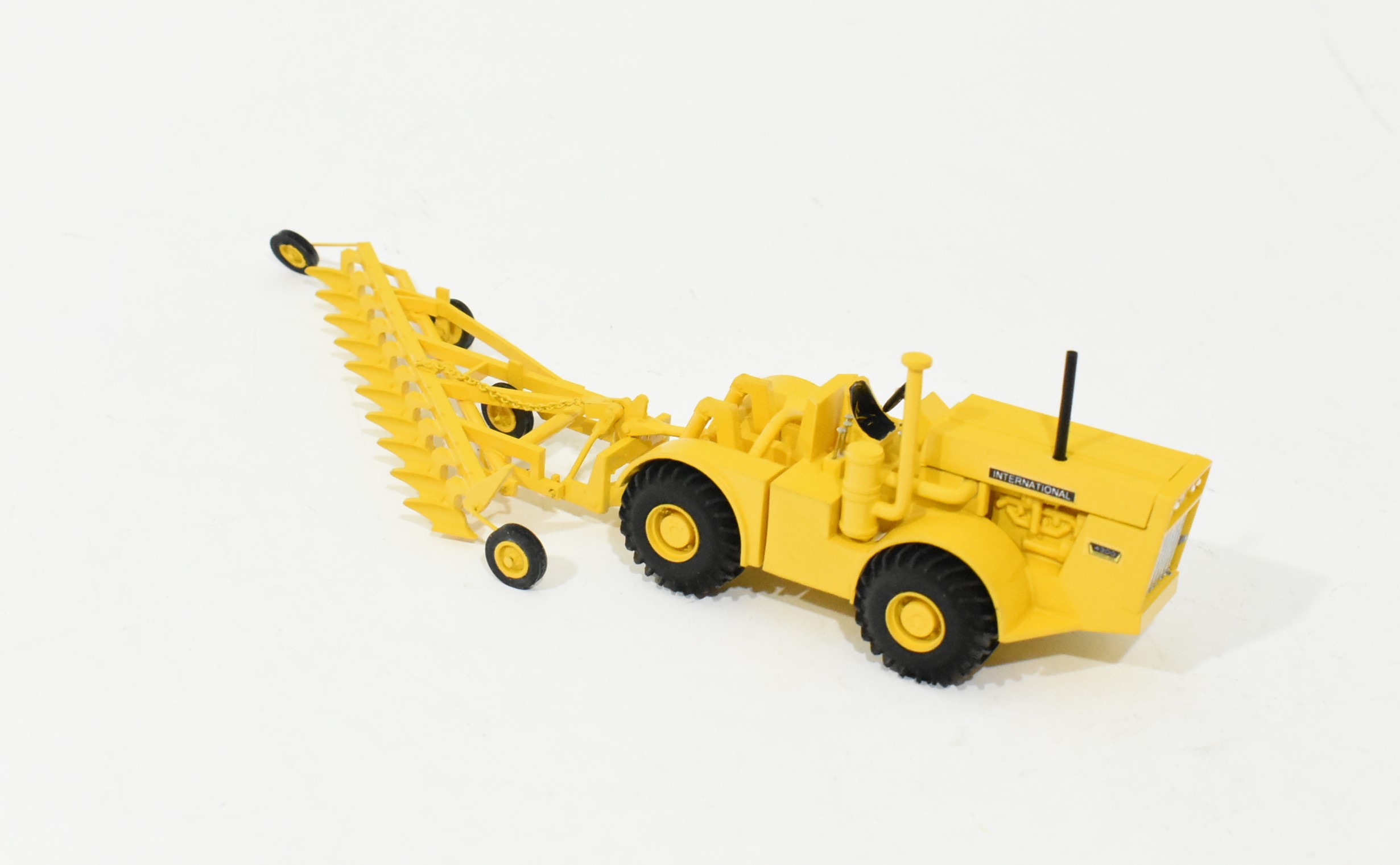1/64 Custom International Harvester 4300 4wd Tractor Without Cab & 10 Bottom Plow In Down Position - Image 2
