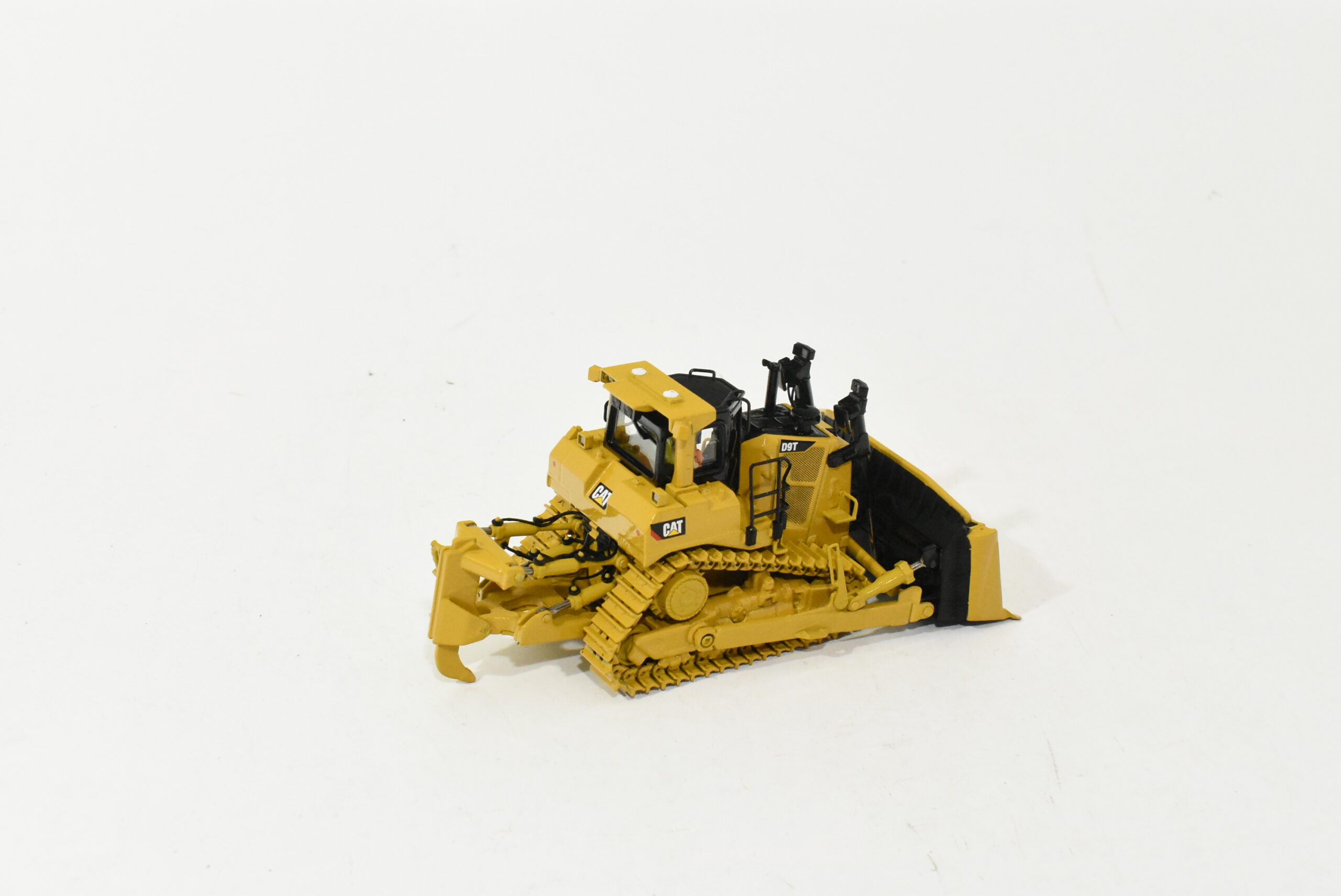 新品　未使用　CAT 1:50 D9T トラクター85944 Amazon.com: Diecast Masters 1:50 Scale Caterpillar D9T Track