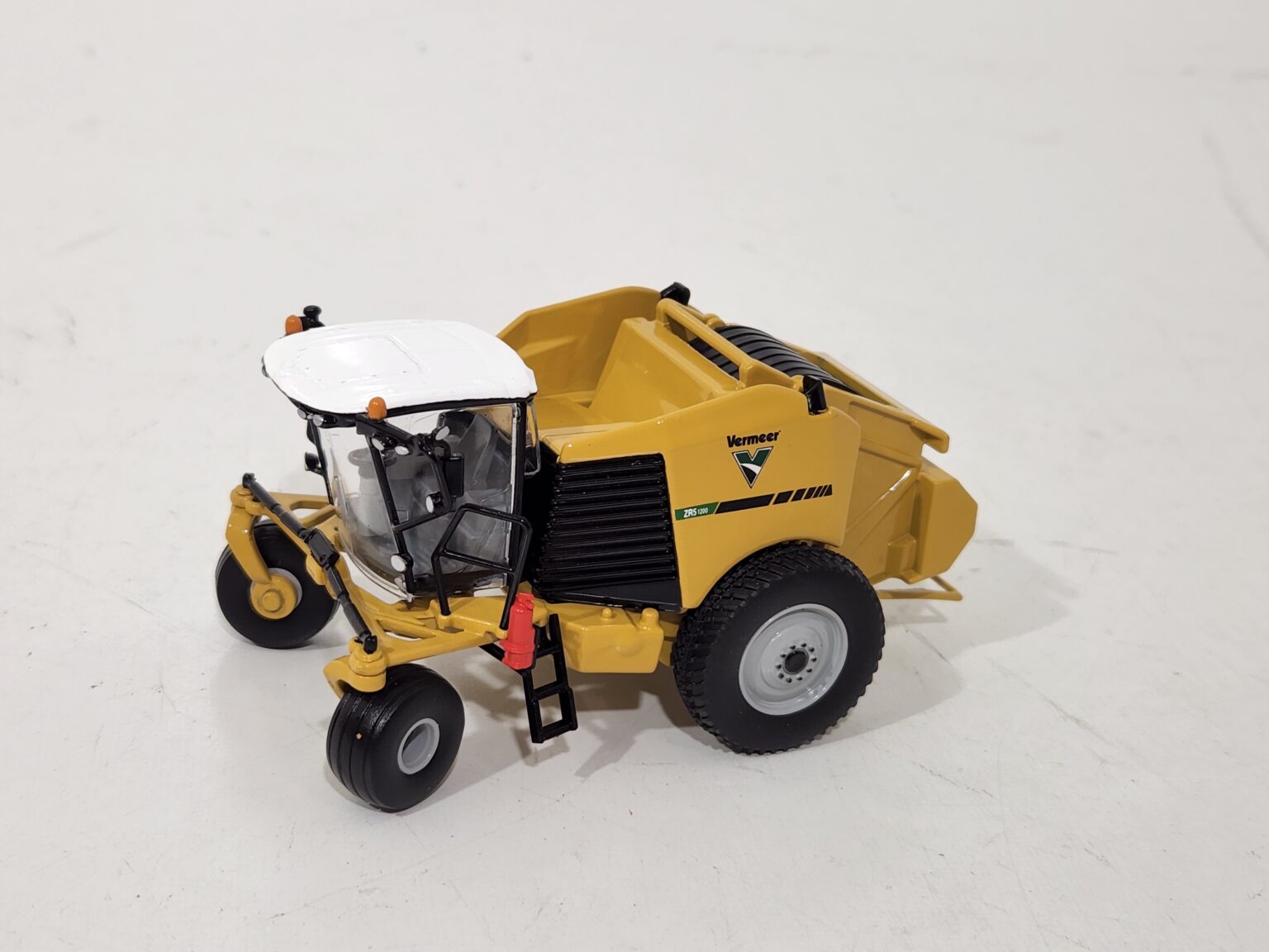 1/64 Vermeer ZR51200 Self Propelled Hay Baler With Bale Daltons Farm