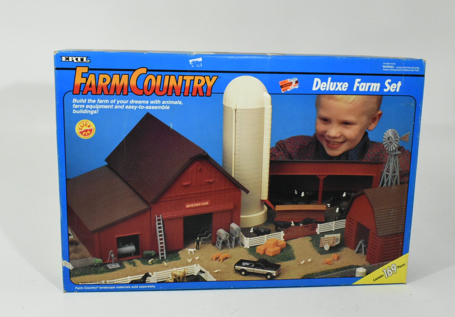 1/64 Farm Country Deluxe Farm Set With Barn, Leanto, Cattle Shed, Corn