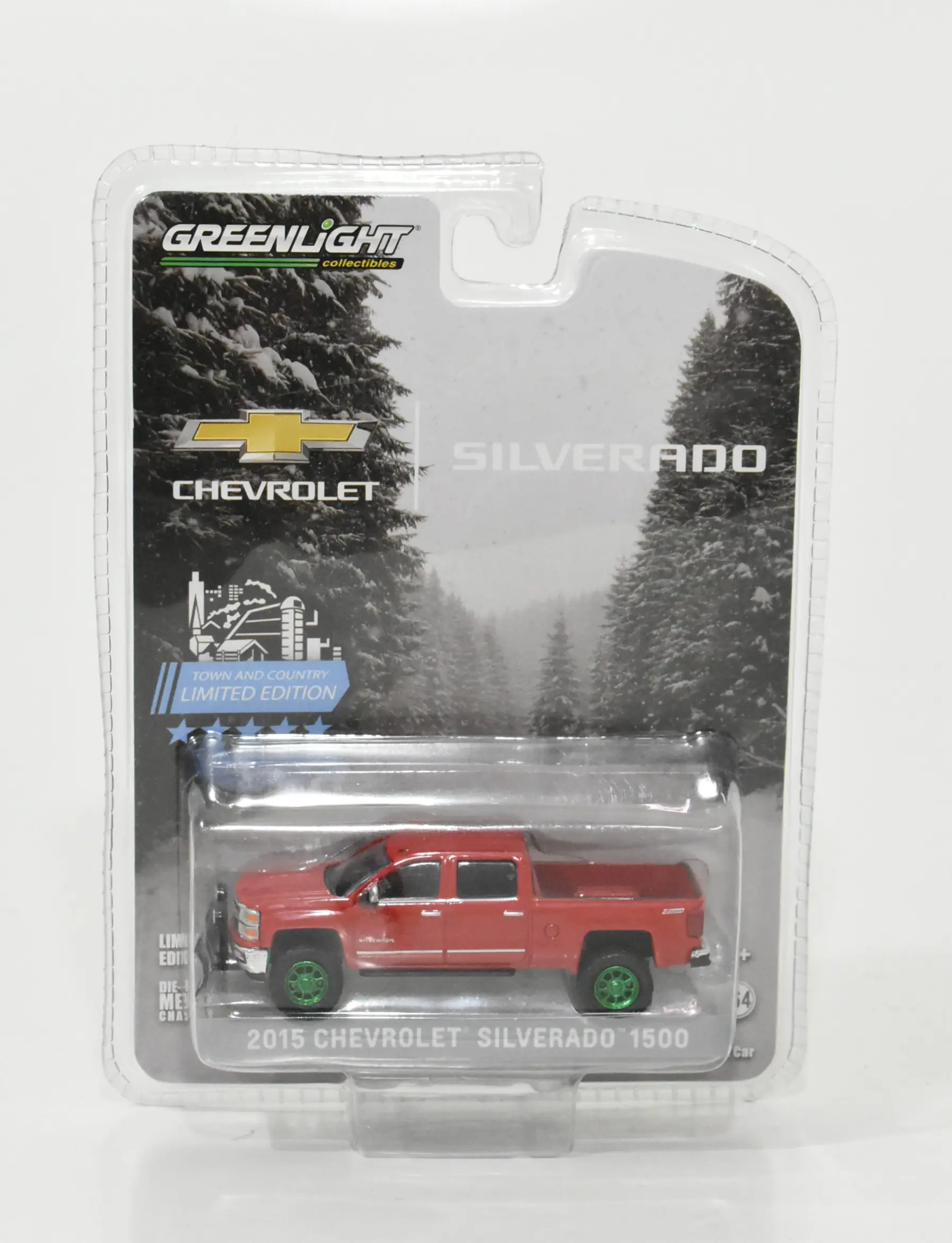 1/64 2015 Chevrolet Silverado 1500 4 Door Pickup Truck with Snow