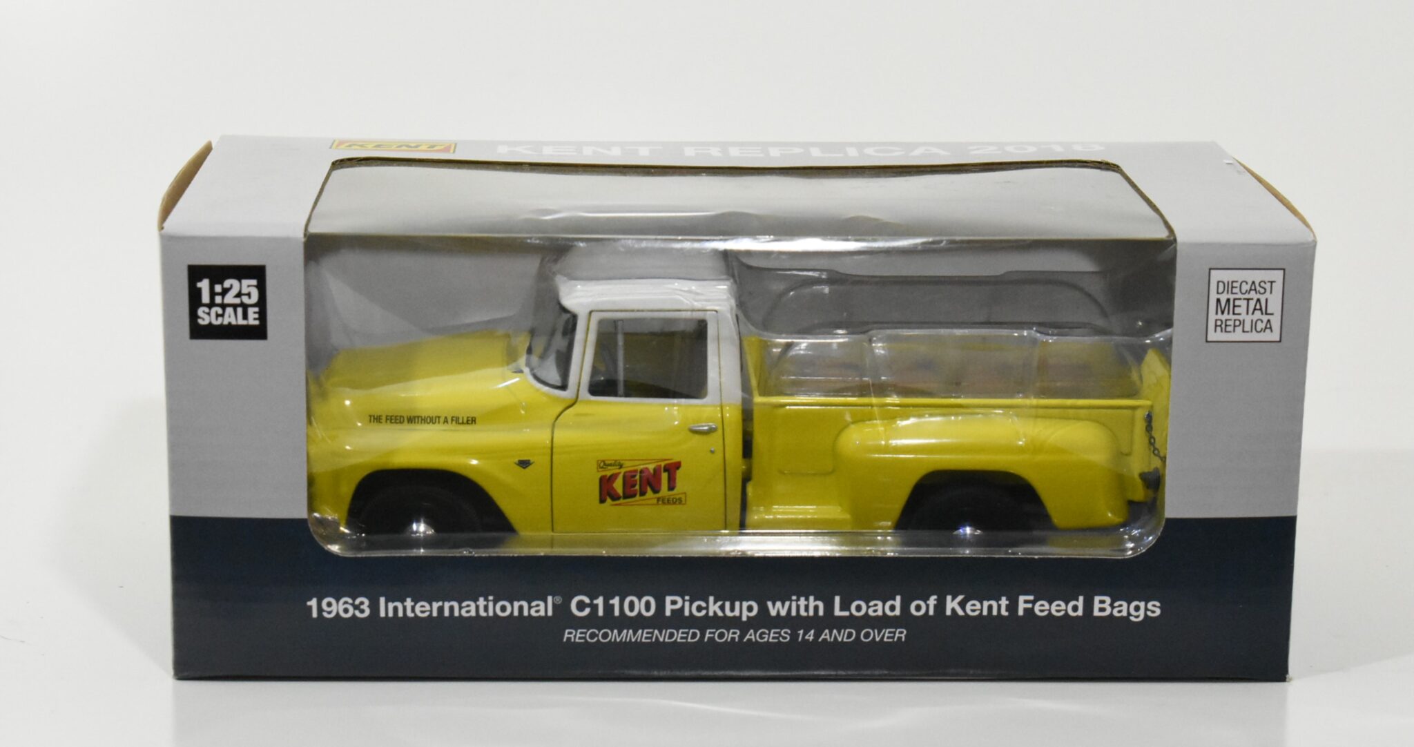 1/25 International C1100 Pickup With Kent Feed Bags Daltons Farm Toys